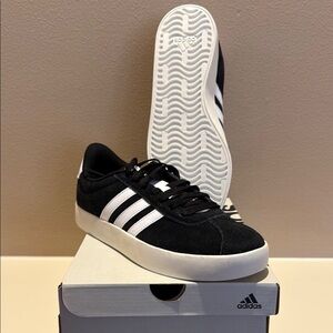 Adidas Suede VL Court 3.0 Size 7 Women's Skate Shoe Black & White
